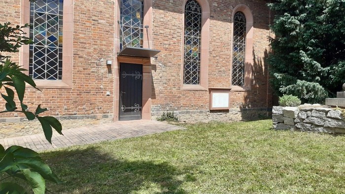Blick in den Garten der Nazarethkirche in Eckenheim, in dem der sogenannte offene Kirchgarten ein Mal im Monat statt findet.