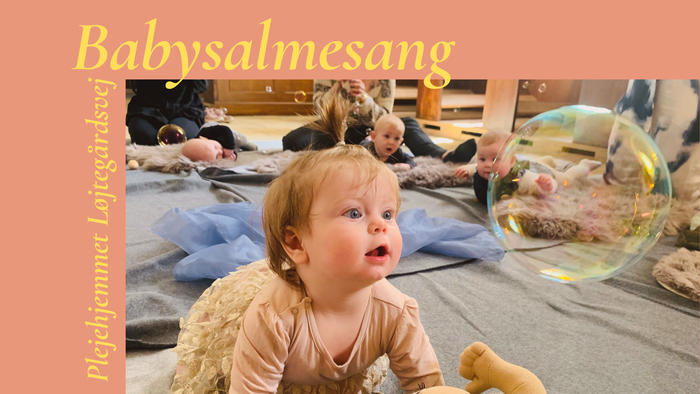 Et barn leger med sæbebobler under en fælles babysangtime på en daginstitution.
