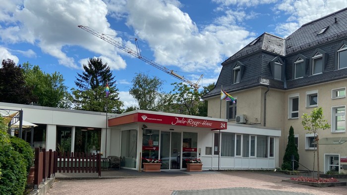 Bild des Eingangs zum Julie Roger Haus in Frankfurt Eckenheim. 