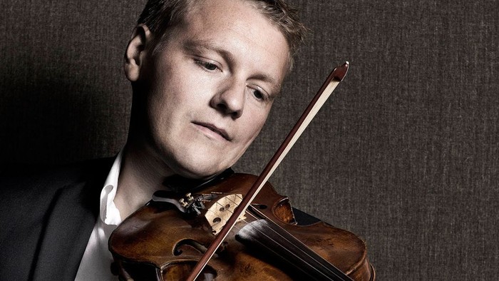 Mand spiller violin.
