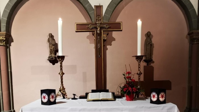 Das Bild zeigt den Altar der Margaretenkirche mit Dekoration zum Reformationsfest.