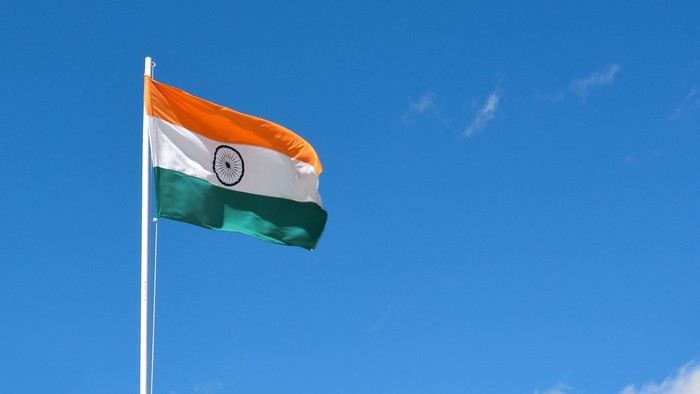 Indische Flagge mit blauem Himmel