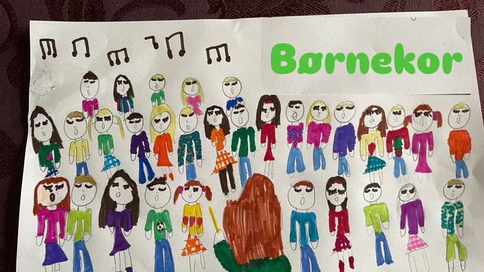 Børnefarverig plakat til børnekor koncert med noder, navne og arrangementoplysninger.