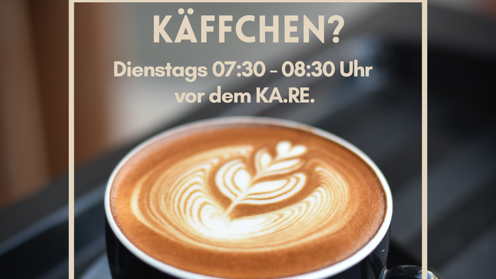 „Werbung für einen gemütlichen Dienstagmorgen mit Kaffee, Tee oder heißer Schokolade und Snacks vor der K.A.RE.-Veranstaltung in Marburg.“