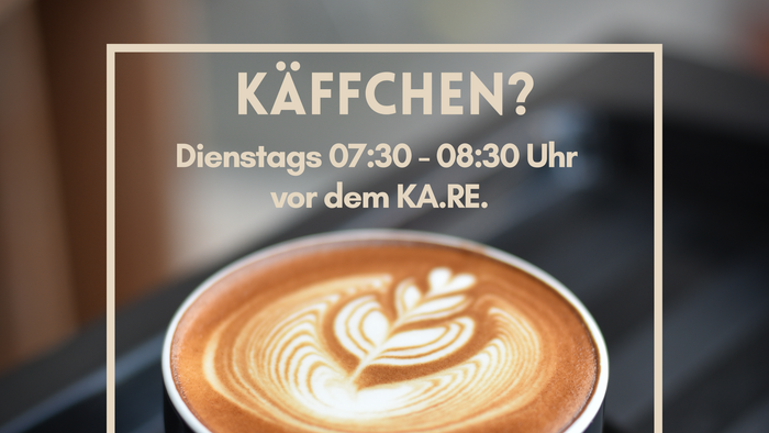 „Werbung für einen gemütlichen Dienstagmorgen mit Kaffee, Tee oder heißer Schokolade und Snacks vor der K.A.RE.-Veranstaltung in Marburg.“