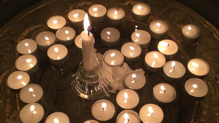 Lysfad på døbefonten i Ishøj Kirke til meditationsgudstjenesten ro til tro