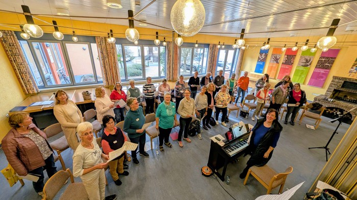 Das Foto zeigt den Gospelchor Lichtverteilung im Probenraum.