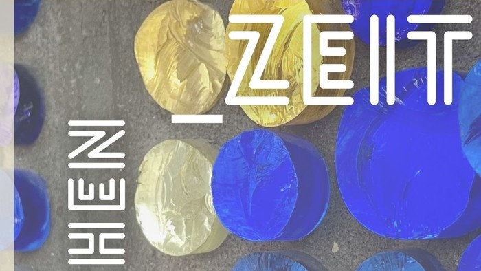 Künstlerische kreisförmige Gemälde in lebendigen Blau- und Goldtönen mit dem Text „ZEIT ZWISCHEN“ in fetten Buchstaben.