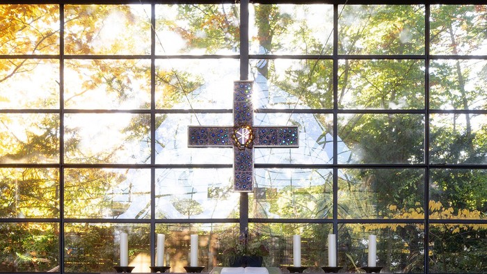 Altar der Kirche Schönow-Buschgraben mit großem Kreuz