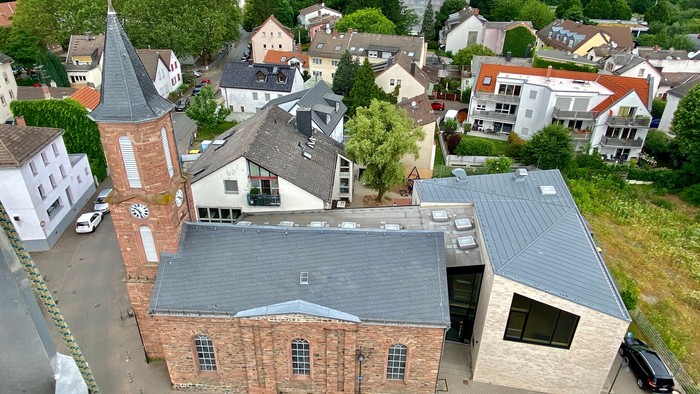 Überblick einer Stadt mit verschiedenen Häusern und einem Ziegelgebäude im Vordergrund