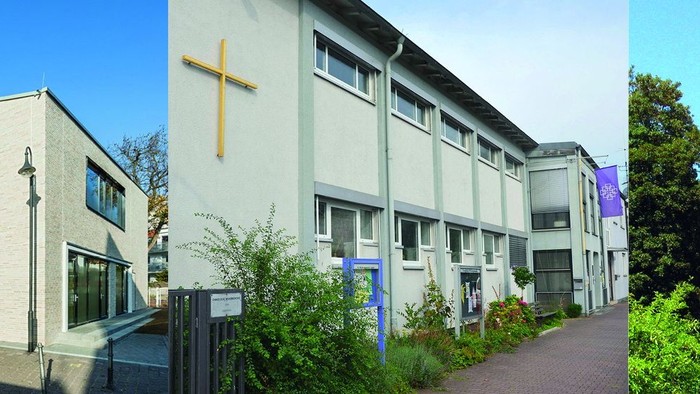 Bild zeigt drei verschiedene Kirchengebäude mit unterschiedlichen architektonischen Stilen.