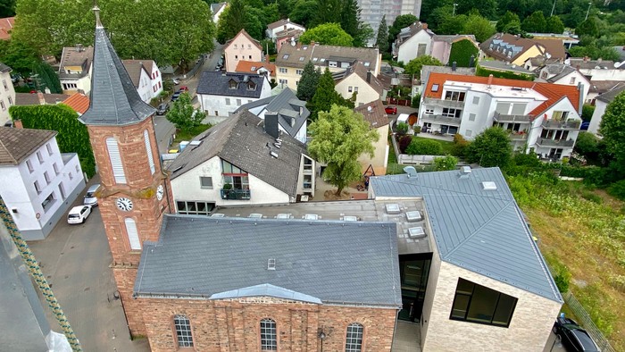 Überblick einer Stadt mit verschiedenen Häusern und einem Ziegelgebäude im Vordergrund
