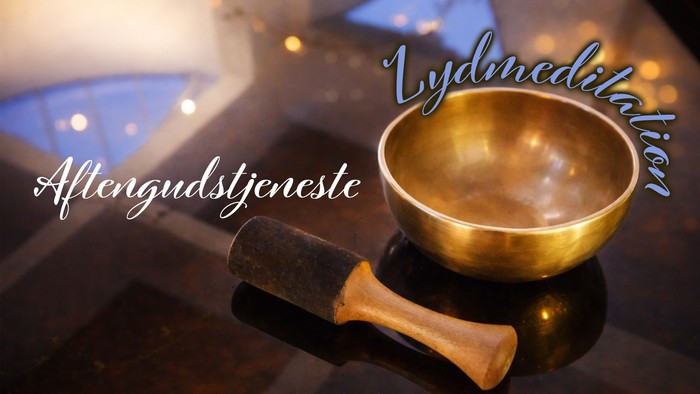 En gylden syngeskål med kølle på en mørk overflade, mærket til Lydmeditation og Aftegudstjeneste.