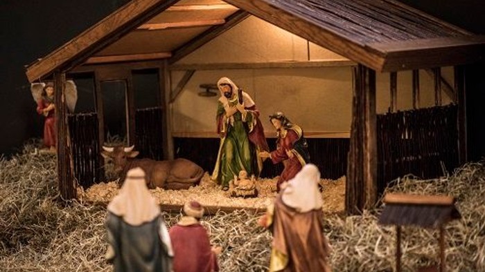 En julekreds med several figurer i en stabel med hest og okse.
