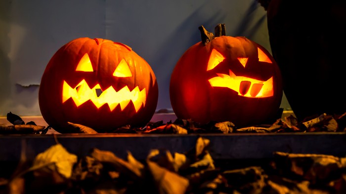 To halloweenly udskårene pumpker på hyllespand