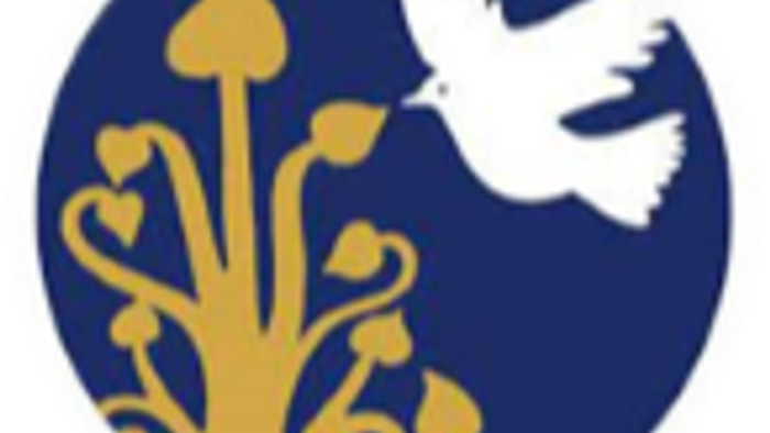 En blå cirkel med gyldne hvedeaks og et emblem af en flyvende due.