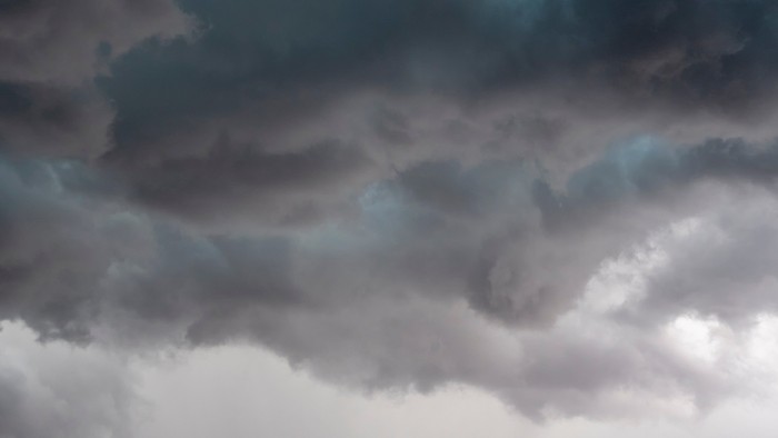 Mørke, tætte skyer som dækker himlen.