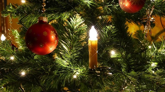 En juletree med lys og pynt