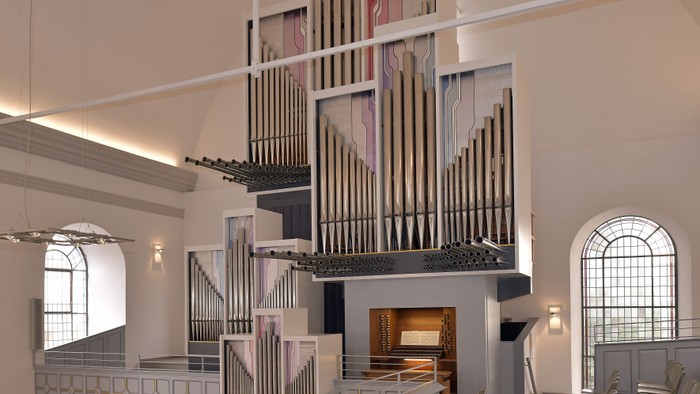 Elegante Kircheninnenausstattung mit einer großen, modernen Pfeifenorgel und hölzernen Kirchenbänken.