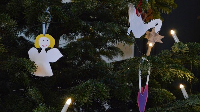En juletree med pynt med engle og stjerner