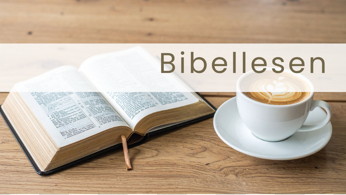 Bibel und Cappuccino auf einem Tisch