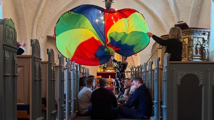 Faldskærmsleg til Tumlingesang i Ishøj Kirke