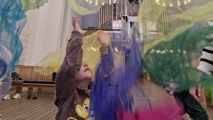 Sangleg med tørklæder til Tumlingesang i Vejleå Kirke