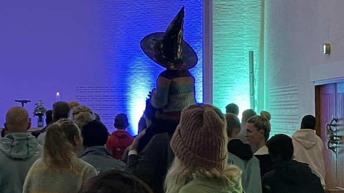 Udklædte børn og deres forældre til Halloween for børn og unge i Vejleå Kirke