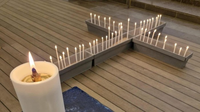 Tændte lys i et kors til Allehelgen i Vejleå Kirke