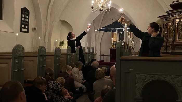 Tændte stjernekastere og hyggelig stemning til Allehelgen for børn i Ishøj Kirke