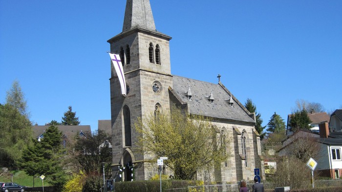 Außenansicht der evangelischen Kirche in Naumburg.