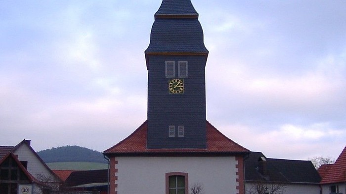 Kleine Kirche mit Uhrturm und grüner Tür
