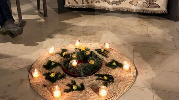 Kerzen auf dem Boden vor dem Altar