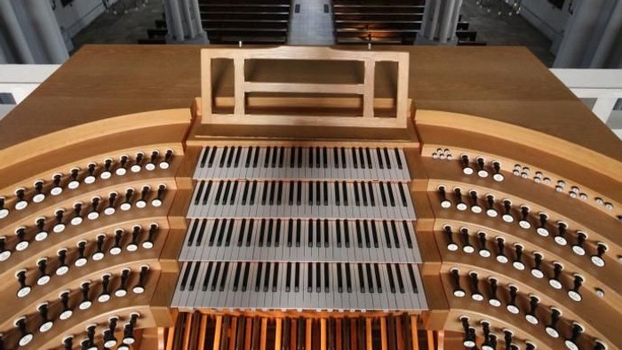 Große Kirchenorgel mit mehreren Manualen und Pedalen in einer großen Kirche