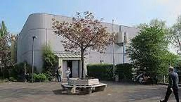 Kirche in Form eines grauen Quaders