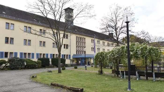 Foto vom Erich-Raddatz-Haus in Berlin-Neukölln mit Eingangsbereich, Zufahrt, und Grünfläche.