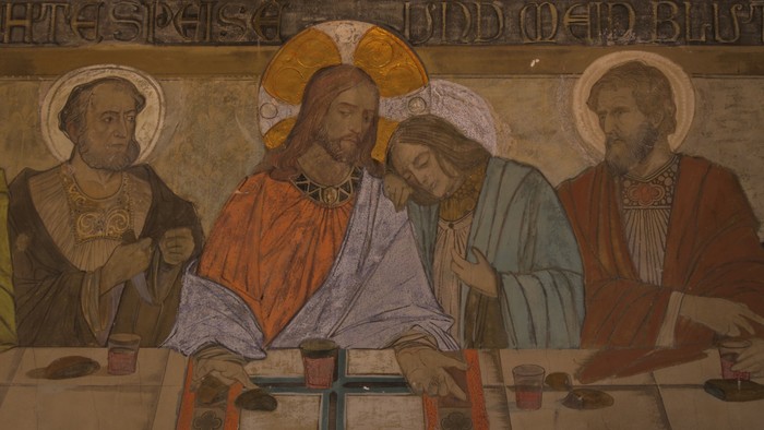 Wandmalerei in der Apostel-Paulus-Kirche mit dem letzten Abendmahl von Jesus und seinen Jüngern