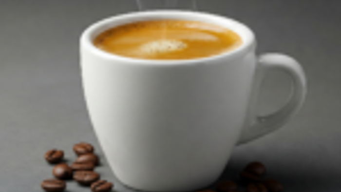 Foto einer Kaffeetasse mit einigen Kaffeebohnen