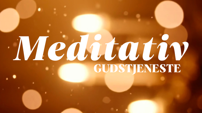 Meditationstjeneste med varme, glødende bokeh-lys i baggrunden.