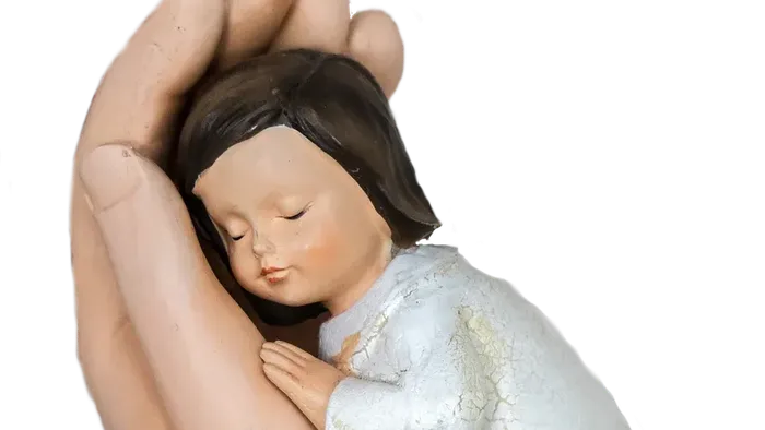 En rolig keramisk skulptur af et barn med løftede arme i en fredfyldt omfavnelse.