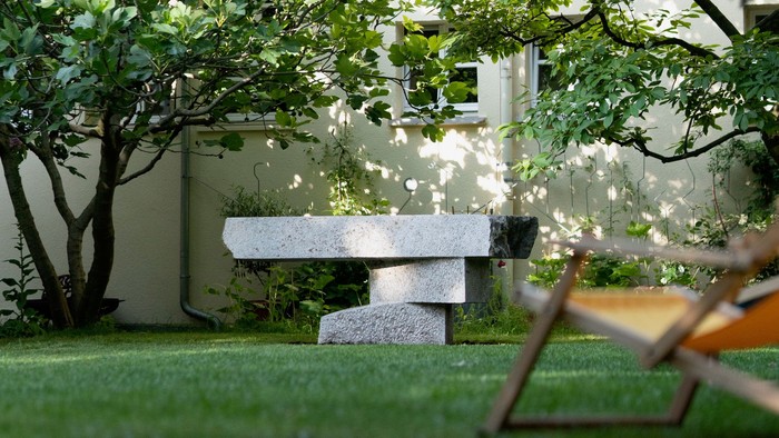 Der Gartenaltar der Friedenskirche. Im Vordergrund: ein Liegestuhl