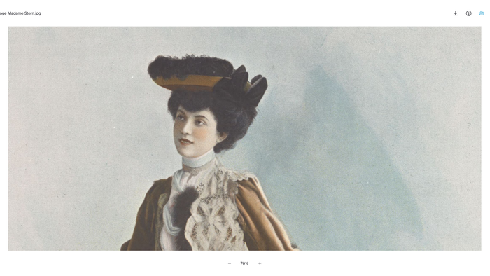 Femme élégante vêtue d'une tenue du début du XXe siècle, portant un chapeau à larges bords et un col en dentelle orné.