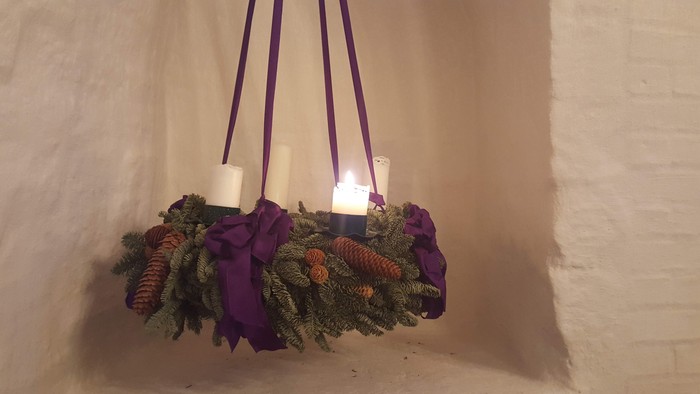 Adventskrans med 1 lys tændt