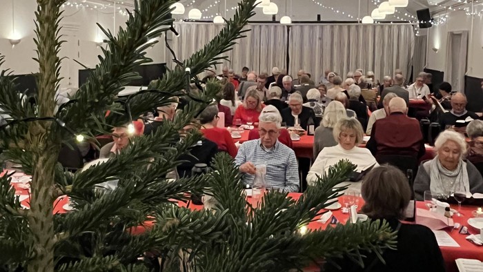 Stemningsbillede fra Syng med Julespecial i Ishøj forsamlingshus, hvor der bliver sunget julebordet og der er lys i juletræet