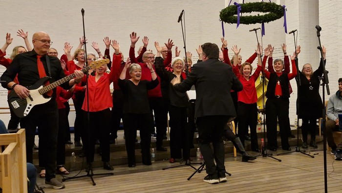 IceGlory Gospel synger til julekoncert i Vejleå Kirke med armene i vejret