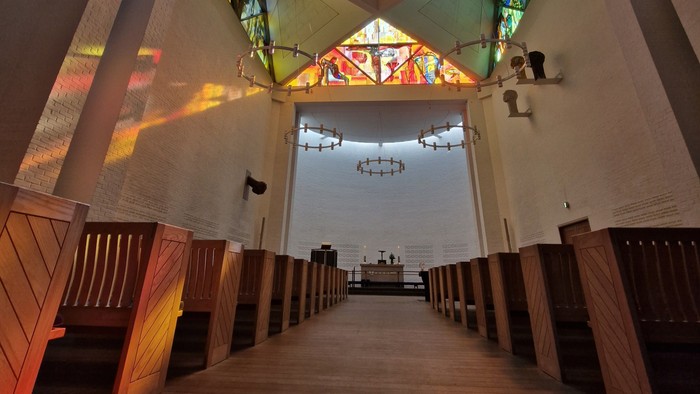 Lyset skinner smukt gennem loftvinduerne i Vejleå Kirke
