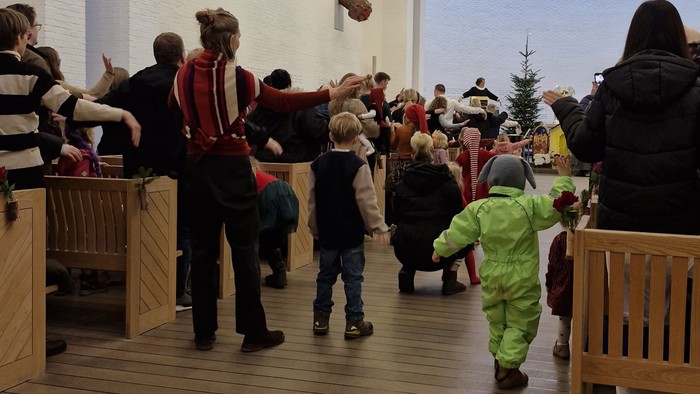 Børnene danser juledisco til familiegudstjenesten juleaften i Vejleå Kirke