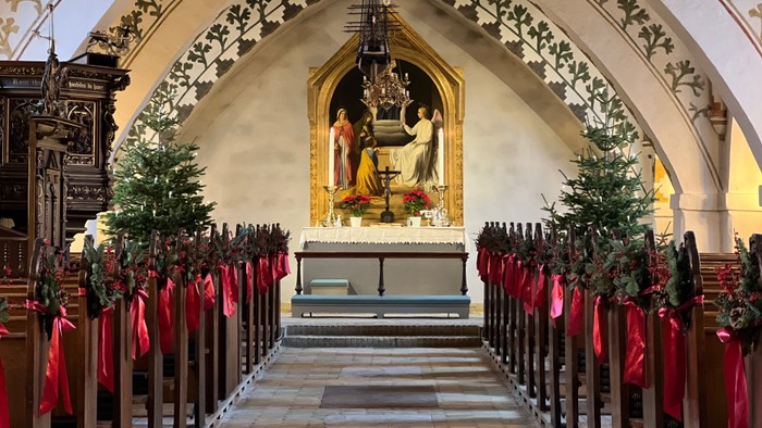 Indre del af kirke med juledekorationen