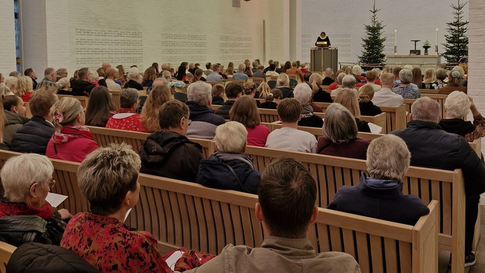 Vejleå Kirke er fyldt med besøgende juleaften
