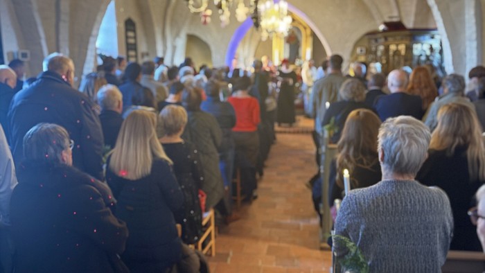 Ishøj Kirke er fyldt med besøgende juleaften